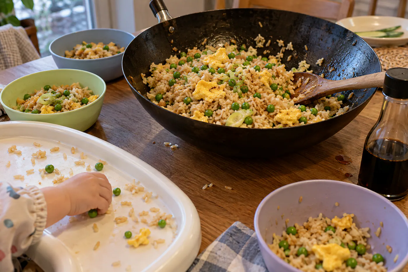 Stekt ris med ägg och ärtor